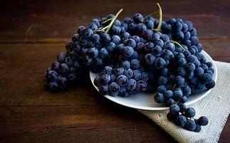 吃葡萄和吃哈密瓜,甜蜜滋味，健康相伴