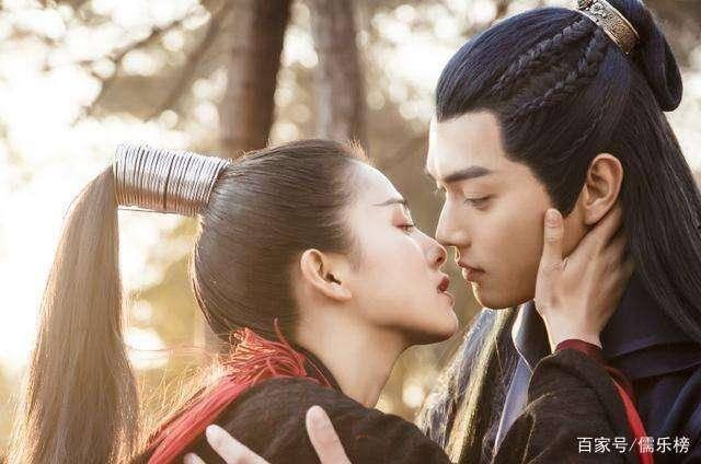 白鹿吃瓜场面图片高清,高清画面展现萌态瞬间