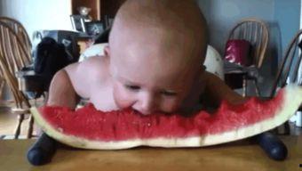 可爱小宝吃瓜,可爱小宝的甜蜜瓜果时光