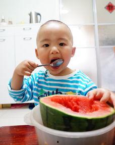 可爱小宝吃瓜,可爱小宝的甜蜜瓜果时光