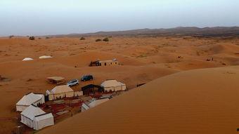 沙漠帐篷吃瓜,帐篷下的瓜果盛宴