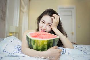 元气少女吃瓜照片高清,高清美照下的青春风采