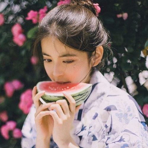 头像女娃吃瓜,童趣盎然，共享夏日清凉