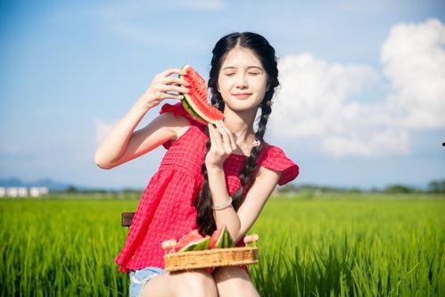 吃瓜少女胶片人像,吃瓜少女的人像魅力