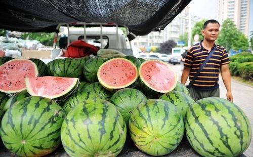 买瓜老板吃瓜,瓜中滋味尽收眼底