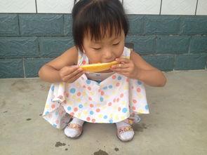 小孩吃瓜笑哈哈,小孩吃瓜笑哈哈的欢乐时光