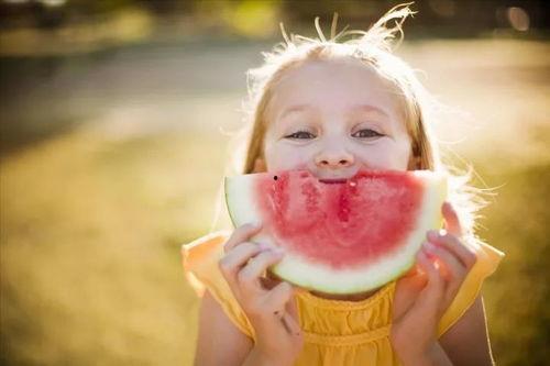 小孩吃瓜笑哈哈,小孩吃瓜笑哈哈的欢乐时光