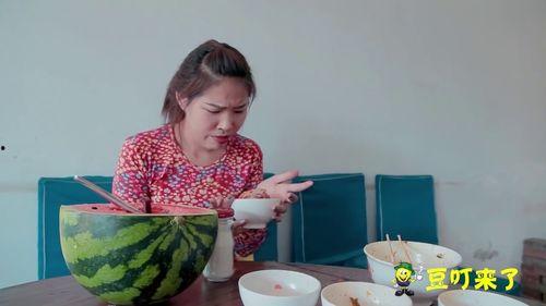 吃瓜搞笑本人,本人生动演绎欢乐喜剧