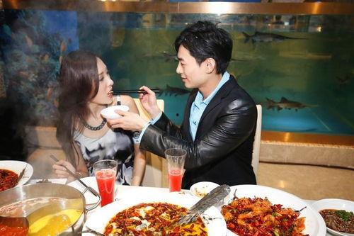 贵阳学院吃瓜视频情侣,校园甜蜜瞬间引网友热议