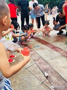 男孩女孩现场吃瓜,趣味横生瞬间捕捉