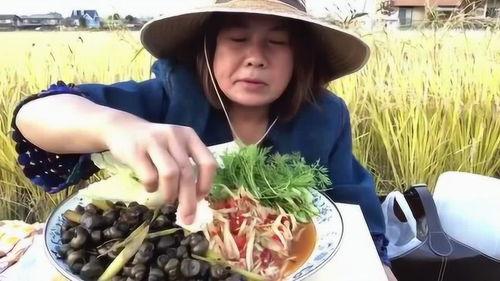 云南大妈吃瓜趣事,瓜田里的欢乐时光